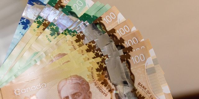 Giao dịch đồng đô la Canada dựa trên dữ liệu kinh tế