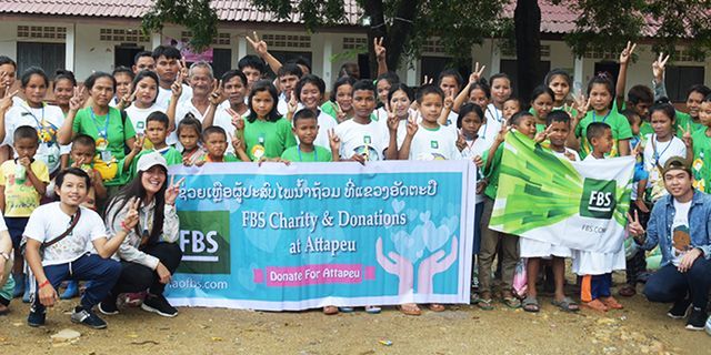 FBS giúp đỡ nhân dân Lào bằng cách gửi viện trợ nhân đạo